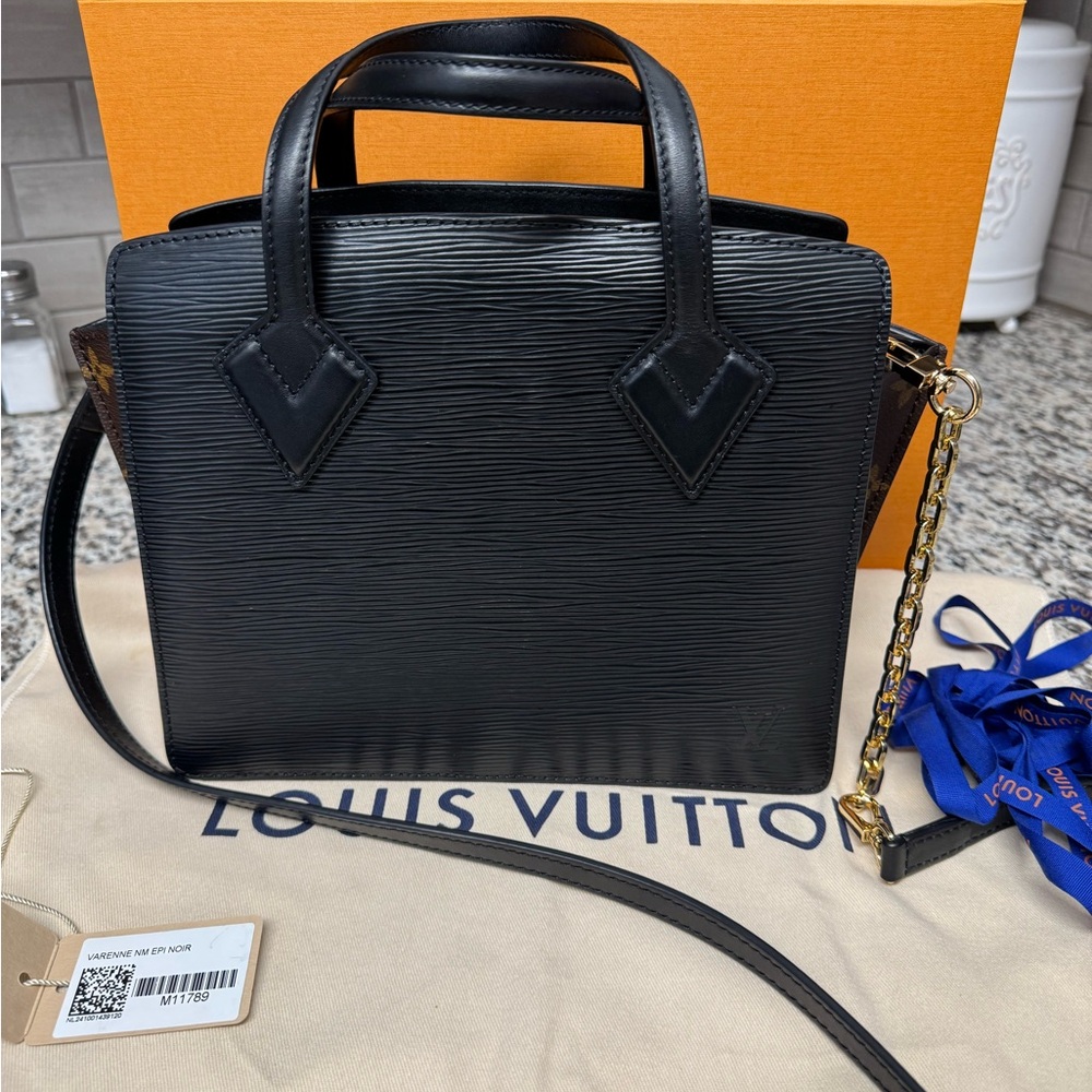 Louis Vuitton Black Epi Leather Satchel
Verene style